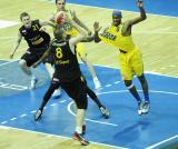 26 Luty 2011; Asseco Prokom Gdynia v Trefl Sopot. Mecz osiemnastej kolejki Tauron Basket Liga. Hala Sportowo - Widowiskowa Gdynia. Fot. Tomasz Żuber / GrFoto.org