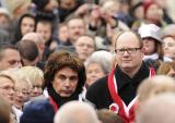 11 Listopad 2010; Parada ulicami Gdańska z okazji obchodów Święta Odzyskania Niepodległości. Jest to najważniejsze polskie święto narodowe związane z odzyskaniem w 1918 roku, po 123 latach zaborów, niepodległości. Tysiące osób przeszło od Targu Rybnego pod pomnik Jana III Sobieskiego. Do świętujących Polaków dołączył znany muzyk Jean Michel Jarre, który tego samego dnia zagra koncert w Ergo Arenie. Fot. Tomasz Żuber / GrFoto.org
