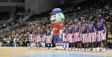 23 Październik 2010; Niezwyły występ legendarnego zespołu Harlem Globetrotters w Ergo Arenie. Pokazowy mecz rozegrali z zespołem Washington Generals, prezentując wsady do kosza i koszykarskie triki angażując do zabawy publiczność. Harlem Globetrotters Poland Tour 2010, Hala Ergo Arena, Gdańsk - Sopot. Fot. Magdalena Żuber / GrFoto.org