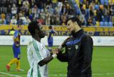 1 Maj 2011; Abdou Traore, Lechia Gdańsk, w konwersacji z piłkarzem Arki Gdynia. Dwudziesta czwarta kolejka Ekstraklasy 2010/2011 - Arka Gdynia v Lechia Gdańsk. Stadion Miejski, Gdynia. Fot. Tomasz Żuber / GrFoto.org