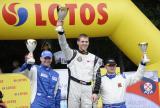 10 Lipiec 2011; Prezentacja zawodników na podium po zakończeniu Górskich Samochodowych Mistrzostw Polski - LOTOS Grand Prix Sopot 2011. Fot. Tomasz Żuber / GrFoto.org