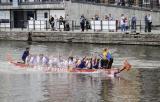 10 Wrzesień 2011; VI charytatywne regaty Smoczych Łodzi Lions Clubs rozegrane zostały na Gdańskiej Motławie. Dochód z tegorocznej imprezy przeznaczony zostanie na zakup sprzętu medycznego na potrzeby dzieci leczonych w Klinice Hematologii i Onkologii Dziecięcej GUMed. Motława, Gdańsk. Fot. Tomasz Żuber / GrFoto.org