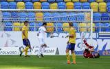 20 Sierpień 2011; Interwencja bramkarza Michał Szromnik, Arka Gdynia. Piąta kolejka I Ligi Piłki Nożnej 2011/2012 - Arka Gdynia v Olimpa Elbląg. Stadion Miejski, Gdynia. Fot. Tomasz Żuber / GrFoto.org 