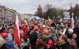 11 Listopad 2010; Parada ulicami Gdańska z okazji obchodów Święta Odzyskania Niepodległości. Jest to najważniejsze polskie święto narodowe związane z odzyskaniem w 1918 roku, po 123 latach zaborów, niepodległości. Tysiące osób przeszło od Targu Rybnego pod pomnik Jana III Sobieskiego. Do świętujących Polaków dołączył znany muzyk Jean Michel Jarre, który tego samego dnia zagra koncert w Ergo Arenie. Fot. Tomasz Żuber / GrFoto.org