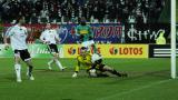 1 Kwiecień 2011; Interwencja bramkarza Łukasz Sapela, GKS Bełchatów. Dwudziesta kolejka Ekstraklasy 2010/2011 - Lechia Gdańsk v GKS Bełchatów. Stadion Miejski, Gdańsk. Fot. Tomasz Żuber / GrFoto.org *** Local Caption *** 1 April 2011;  GKS Bełchatów goalkeeper Łukasz Sapela in action. Ekstraklasa 2010/2011, Round 20 - Lechia Gdańsk v GKS Bełchatów. City Stadium of Traugutta, Gdansk. Picture credit: Tomasz Żuber / GrFoto.org
