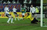 1 Kwiecień 2011; Interwencja bramkarza Łukasz Sapela, GKS Bełchatów. Dwudziesta kolejka Ekstraklasy 2010/2011 - Lechia Gdańsk v GKS Bełchatów. Stadion Miejski, Gdańsk. Fot. Tomasz Żuber / GrFoto.org *** Local Caption *** 1 April 2011; GKS Bełchatów goalkeeper Łukasz Sapela in action. Ekstraklasa 2010/2011, Round 20 - Lechia Gdańsk v GKS Bełchatów. City Stadium of Traugutta, Gdansk. Picture credit: Tomasz Żuber / GrFoto.org