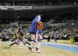 23 Październik 2010; Niezwyły występ legendarnego zespołu Harlem Globetrotters w Ergo Arenie. Pokazowy mecz rozegrali z zespołem Washington Generals, prezentując wsady do kosza i koszykarskie triki angażując do zabawy publiczność. Harlem Globetrotters Poland Tour 2010, Hala Ergo Arena, Gdańsk - Sopot. Fot. Magdalena Żuber / GrFoto.org