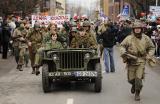 11 Listopad 2010; Parada ulicami Gdańska z okazji obchodów Święta Odzyskania Niepodległości. Jest to najważniejsze polskie święto narodowe związane z odzyskaniem w 1918 roku, po 123 latach zaborów, niepodległości. Tysiące osób przeszło od Targu Rybnego pod pomnik Jana III Sobieskiego. Do świętujących Polaków dołączył znany muzyk Jean Michel Jarre, który tego samego dnia zagra koncert w Ergo Arenie. Fot. Tomasz Żuber / GrFoto.org