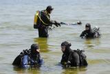 20 Maj 2012; Nurkowanie podczas Diving Day Gdańsk było wyjątkową okazją na poznanie strefy przybrzeżnej Mola normalnie zamkniętego dla nurków. Celem nurkowania było sprzątanie dna w rejonie Mola w Brzeźnie, jak również propagowanie sportów wodnych i bezpiecznego wypoczynku nad wodą. Molo Brzeźno Gdańsk. Fot. Tomasz Żuber / GrFoto.org *** Local Caption *** 20 May 2012; Nurkowanie podczas Diving Day Gdańsk było wyjątkową okazją na poznanie strefy przybrzeżnej Mola normalnie zamkniętego dla nurków. Celem nurkowania było sprzątanie dna w rejonie Mola w Brzeźnie, jak również propagowanie sportów wodnych i bezpiecznego wypoczynku nad wodą. Picture credit: Tomasz Żuber / GrFoto.org