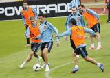 6 Czerwiec 2012; Trening otwarty reprezentacji Hiszpanii w ramach przygotowań do UEFA EURO 2012. Trening Mistrzów Świata i Europy poprzedziły występy gminnej orkiestry dętej oraz cheerleaderek koszykarskiej drużyny Asseco Prokom Gdynia. Stadion Gminny W Gniewinie. Fot. Tomasz Żuber / GrFoto.org
