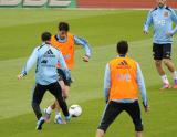 6 Czerwiec 2012; Trening otwarty reprezentacji Hiszpanii w ramach przygotowań do UEFA EURO 2012. Trening Mistrzów Świata i Europy poprzedziły występy gminnej orkiestry dętej oraz cheerleaderek koszykarskiej drużyny Asseco Prokom Gdynia. Stadion Gminny W Gniewinie. Fot. Tomasz Żuber / GrFoto.org