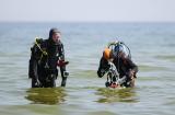 20 Maj 2012; Nurkowanie podczas Diving Day Gdańsk było wyjątkową okazją na poznanie strefy przybrzeżnej Mola normalnie zamkniętego dla nurków. Celem nurkowania było sprzątanie dna w rejonie Mola w Brzeźnie, jak również propagowanie sportów wodnych i bezpiecznego wypoczynku nad wodą. Molo Brzeźno Gdańsk. Fot. Tomasz Żuber / GrFoto.org *** Local Caption *** 20 May 2012; Nurkowanie podczas Diving Day Gdańsk było wyjątkową okazją na poznanie strefy przybrzeżnej Mola normalnie zamkniętego dla nurków. Celem nurkowania było sprzątanie dna w rejonie Mola w Brzeźnie, jak również propagowanie sportów wodnych i bezpiecznego wypoczynku nad wodą. Picture credit: Tomasz Żuber / GrFoto.org