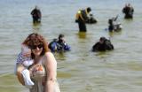 20 Maj 2012; Nurkowanie podczas Diving Day Gdańsk było wyjątkową okazją na poznanie strefy przybrzeżnej Mola normalnie zamkniętego dla nurków. Celem nurkowania było sprzątanie dna w rejonie Mola w Brzeźnie, jak również propagowanie sportów wodnych i bezpiecznego wypoczynku nad wodą. Molo Brzeźno Gdańsk. Fot. Tomasz Żuber / GrFoto.org *** Local Caption *** 20 May 2012; Nurkowanie podczas Diving Day Gdańsk było wyjątkową okazją na poznanie strefy przybrzeżnej Mola normalnie zamkniętego dla nurków. Celem nurkowania było sprzątanie dna w rejonie Mola w Brzeźnie, jak również propagowanie sportów wodnych i bezpiecznego wypoczynku nad wodą. Picture credit: Tomasz Żuber / GrFoto.org