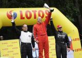 10 Lipiec 2011; Prezentacja zawodników na podium po zakończeniu Górskich Samochodowych Mistrzostw Polski - LOTOS Grand Prix Sopot 2011. Fot. Tomasz Żuber / GrFoto.org