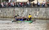 10 Wrzesień 2011; VI charytatywne regaty Smoczych Łodzi Lions Clubs rozegrane zostały na Gdańskiej Motławie. Dochód z tegorocznej imprezy przeznaczony zostanie na zakup sprzętu medycznego na potrzeby dzieci leczonych w Klinice Hematologii i Onkologii Dziecięcej GUMed. Motława, Gdańsk. Fot. Tomasz Żuber / GrFoto.org