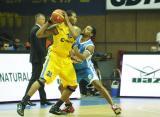 10 Październik 2011; Alonzo Gee, Asseco Prokom Gdynia i Ricky Donell Minard, Azovmash Mariupol. Inauguracyjny mecz rozgrywek ligi VTB 2011/2012- Asseco Prokom Gdynia v Azovmash Mariupol. HSW Gdynia. Fot. Tomasz Żuber / GrFoto.org *** Local Caption *** 10 October 2011; Alonzo Gee, Asseco Prokom Gdynia and Ricky Donell Minard, Azovmash Mariupol. VTB League 2011/2012 - Asseco Prokom Gdynia v Azovmash Mariupol. HSW Gdynia. Picture credit: Tomasz Żuber / GrFoto.org