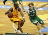 24 Styczeń 2012; Vonteego Cummings, Trefl Sopot i Filip Matczak, Zastal Zielona Góra. Mecz 23 kolejki Tauron Basket Ligi w sezonie 2011/2012 - Trefl Sopot v Zastal Zielona Góra. ERGO ARENA, Gdańsk - Sopot. Fot. Tomasz Żuber / GrFoto.org *** Local Caption *** 24 January 2012; Vonteego Cummings, Trefl Sopot i Filip Matczak, Zastal Zielona Góra. Tauron Basket League 2011/2012, Round 23 - Trefl Sopot v Zastal Zielona Góra. ERGO ARENA, Gdańsk - Sopot. Picture credit: Tomasz Żuber / GrFoto.org