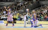 23 Październik 2010; Niezwyły występ legendarnego zespołu Harlem Globetrotters w Ergo Arenie. Pokazowy mecz rozegrali z zespołem Washington Generals, prezentując wsady do kosza i koszykarskie triki angażując do zabawy publiczność. Harlem Globetrotters Poland Tour 2010, Hala Ergo Arena, Gdańsk - Sopot. Fot. Magdalena Żuber / GrFoto.org