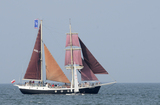 10 Lipiec 2011; Rejs żaglowcem Kapitan Głowacki, podczas Baltic Sail 2011. Baltic Sail to międzynarodowe porozumienie podpisane przez miasta regionu Morza Bałtyckiego, zainicjowane przez niemiecki port Rostok w 1991 roku. Celem i założeniem jego pomysłodawców było i jest promowanie morskiego dziedzictwa europejskiego regionu Morza Bałtyckiego oraz wspieranie tradycyjnej żeglugi bałtyckiej od portu do portu. Motława - Zatoka Gdańska. Fot. Tomasz Żuber / GrFoto.org