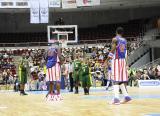 23 Październik 2010; Niezwyły występ legendarnego zespołu Harlem Globetrotters w Ergo Arenie. Pokazowy mecz rozegrali z zespołem Washington Generals, prezentując wsady do kosza i koszykarskie triki angażując do zabawy publiczność. Harlem Globetrotters Poland Tour 2010, Hala Ergo Arena, Gdańsk - Sopot. Fot. Magdalena Żuber / GrFoto.org