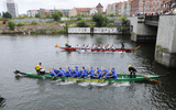 10 Wrzesień 2011; VI charytatywne regaty Smoczych Łodzi Lions Clubs rozegrane zostały na Gdańskiej Motławie. Dochód z tegorocznej imprezy przeznaczony zostanie na zakup sprzętu medycznego na potrzeby dzieci leczonych w Klinice Hematologii i Onkologii Dziecięcej GUMed. Motława, Gdańsk. Fot. Tomasz Żuber / GrFoto.org