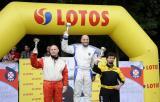 10 Lipiec 2011; Prezentacja zawodników na podium po zakończeniu Górskich Samochodowych Mistrzostw Polski - LOTOS Grand Prix Sopot 2011. Fot. Tomasz Żuber / GrFoto.org