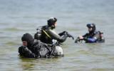 20 Maj 2012; Nurkowanie podczas Diving Day Gdańsk było wyjątkową okazją na poznanie strefy przybrzeżnej Mola normalnie zamkniętego dla nurków. Celem nurkowania było sprzątanie dna w rejonie Mola w Brzeźnie, jak również propagowanie sportów wodnych i bezpiecznego wypoczynku nad wodą. Molo Brzeźno Gdańsk. Fot. Tomasz Żuber / GrFoto.org *** Local Caption *** 20 May 2012; Nurkowanie podczas Diving Day Gdańsk było wyjątkową okazją na poznanie strefy przybrzeżnej Mola normalnie zamkniętego dla nurków. Celem nurkowania było sprzątanie dna w rejonie Mola w Brzeźnie, jak również propagowanie sportów wodnych i bezpiecznego wypoczynku nad wodą. Picture credit: Tomasz Żuber / GrFoto.org