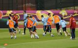 6 Czerwiec 2012; Trening otwarty reprezentacji Hiszpanii w ramach przygotowań do UEFA EURO 2012. Trening Mistrzów Świata i Europy poprzedziły występy gminnej orkiestry dętej oraz cheerleaderek koszykarskiej drużyny Asseco Prokom Gdynia. Stadion Gminny W Gniewinie. Fot. Tomasz Żuber / GrFoto.org