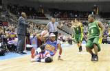 23 Październik 2010; Niezwyły występ legendarnego zespołu Harlem Globetrotters w Ergo Arenie. Pokazowy mecz rozegrali z zespołem Washington Generals, prezentując wsady do kosza i koszykarskie triki angażując do zabawy publiczność. Harlem Globetrotters Poland Tour 2010, Hala Ergo Arena, Gdańsk - Sopot. Fot. Magdalena Żuber / GrFoto.org