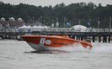 7 Sierpień 2010; Wyścigi Łodzi Motorowych na Zatoce Gdańskiej - Scandinavia Cup. Impreza zorganizowana przez firmę Scandinavia, przedstawiciela firmy Delphia Yachts oferująca łodzie nowe i używane, www.scandinavia.gda.pl. 
Na uwagę zasługuje fakt, iż nagrody za zwycięstwo przygotowywane są z myślą o dzieciach specjalnej troski.
Gdańsk - Brzeźno. Fot. Tomasz Żuber / GrFoto.org