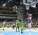 23 Październik 2010; Niezwyły występ legendarnego zespołu Harlem Globetrotters w Ergo Arenie. Pokazowy mecz rozegrali z zespołem Washington Generals, prezentując wsady do kosza i koszykarskie triki angażując do zabawy publiczność. Harlem Globetrotters Poland Tour 2010, Hala Ergo Arena, Gdańsk - Sopot. Fot. Magdalena Żuber / GrFoto.org