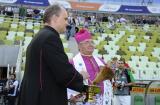 14 Sierpień 2011; Tuż przed inauguracyjnym meczem, Arcybiskup Leszek Sławoj Głódź w obecności zaproszonych gości, poświęcił stadion. PGE Arena Gdańsk. Fot. Tomasz Żuber / GrFoto.org