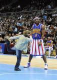 23 Październik 2010; Niezwyły występ legendarnego zespołu Harlem Globetrotters w Ergo Arenie. Pokazowy mecz rozegrali z zespołem Washington Generals, prezentując wsady do kosza i koszykarskie triki angażując do zabawy publiczność. Harlem Globetrotters Poland Tour 2010, Hala Ergo Arena, Gdańsk - Sopot. Fot. Magdalena Żuber / GrFoto.org