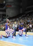 23 Październik 2010; Niezwyły występ legendarnego zespołu Harlem Globetrotters w Ergo Arenie. Pokazowy mecz rozegrali z zespołem Washington Generals, prezentując wsady do kosza i koszykarskie triki angażując do zabawy publiczność. Harlem Globetrotters Poland Tour 2010, Hala Ergo Arena, Gdańsk - Sopot. Fot. Magdalena Żuber / GrFoto.org