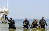 20 Maj 2012; Nurkowanie podczas Diving Day Gdańsk było wyjątkową okazją na poznanie strefy przybrzeżnej Mola normalnie zamkniętego dla nurków. Celem nurkowania było sprzątanie dna w rejonie Mola w Brzeźnie, jak również propagowanie sportów wodnych i bezpiecznego wypoczynku nad wodą. Molo Brzeźno Gdańsk. Fot. Tomasz Żuber / GrFoto.org *** Local Caption *** 20 May 2012; Nurkowanie podczas Diving Day Gdańsk było wyjątkową okazją na poznanie strefy przybrzeżnej Mola normalnie zamkniętego dla nurków. Celem nurkowania było sprzątanie dna w rejonie Mola w Brzeźnie, jak również propagowanie sportów wodnych i bezpiecznego wypoczynku nad wodą. Picture credit: Tomasz Żuber / GrFoto.org