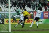 1 Kwiecień 2011; Interwencja bramkarza Łukasz Sapela, GKS Bełchatów. Dwudziesta kolejka Ekstraklasy 2010/2011 - Lechia Gdańsk v GKS Bełchatów. Stadion Miejski, Gdańsk. Fot. Tomasz Żuber / GrFoto.org *** Local Caption *** 1 April 2011;  GKS Bełchatów goalkeeper Łukasz Sapela in action. Ekstraklasa 2010/2011, Round 20 - Lechia Gdańsk v GKS Bełchatów. City Stadium of Traugutta, Gdansk. Picture credit: Tomasz Żuber / GrFoto.org