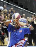 23 Październik 2010; Niezwyły występ legendarnego zespołu Harlem Globetrotters w Ergo Arenie. Pokazowy mecz rozegrali z zespołem Washington Generals, prezentując wsady do kosza i koszykarskie triki angażując do zabawy publiczność. Harlem Globetrotters Poland Tour 2010, Hala Ergo Arena, Gdańsk - Sopot. Fot. Magdalena Żuber / GrFoto.org