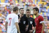 10 Wrzesień 2012; Rzut monetą przez sędziego głównego Michael Oliver przed rozpoczeciem spotkania. Eliminacje Mistrzostw Europy - Polska v Portugalia. Stadion Miejski w Gdyni. Fot. Tomasz Żuber / GrFoto.org *** Local Caption *** 10 September 2012; Referee Michael Oliver tos the coin before the start of the match. U21 Poland v Portugal. Municipal Stadium, Gdynia. Picture credit: Tomasz Zuber / GrFoto.org