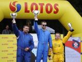 10 Lipiec 2011; Prezentacja zawodników na podium po zakończeniu Górskich Samochodowych Mistrzostw Polski - LOTOS Grand Prix Sopot 2011. Fot. Tomasz Żuber / GrFoto.org