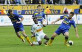 1 Maj 2011; Abdou Traore, Lechia Gdańsk, faulowany przez Ante Rožić, Arka Gdynia. Dwudziesta czwarta kolejka Ekstraklasy 2010/2011 - Arka Gdynia v Lechia Gdańsk. Stadion Miejski, Gdynia. Fot. Tomasz Żuber / GrFoto.org