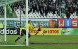 1 Kwiecień 2011; Interwencja bramkarza Łukasz Sapela, GKS Bełchatów. Dwudziesta kolejka Ekstraklasy 2010/2011 - Lechia Gdańsk v GKS Bełchatów. Stadion Miejski, Gdańsk. Fot. Tomasz Żuber / GrFoto.org *** Local Caption *** 1 April 2011; GKS Bełchatów goalkeeper Łukasz Sapela in action. Ekstraklasa 2010/2011, Round 20 - Lechia Gdańsk v GKS Bełchatów. City Stadium of Traugutta, Gdansk. Picture credit: Tomasz Żuber / GrFoto.org